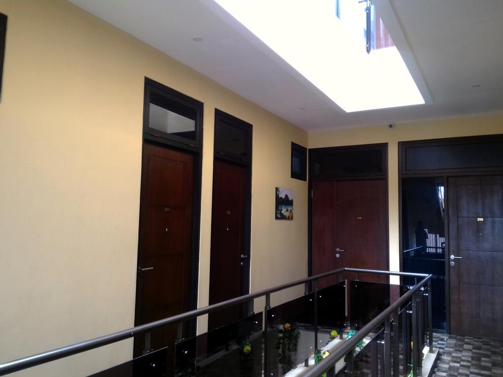 Front One Inn Malang Exterior foto